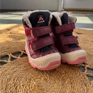 Kamik Dnowboots Velcro close so cute